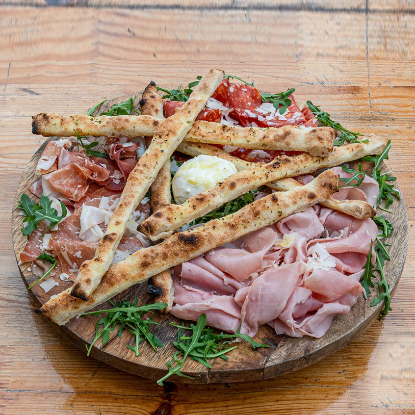 Antipasti, San Daniel, jambon, spianata, bufala, parmesan et grissini maison